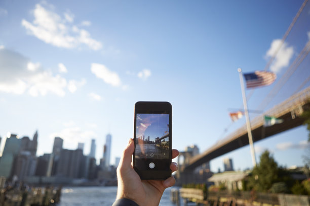游客用手机拍摄曼哈顿的天际线图片下载