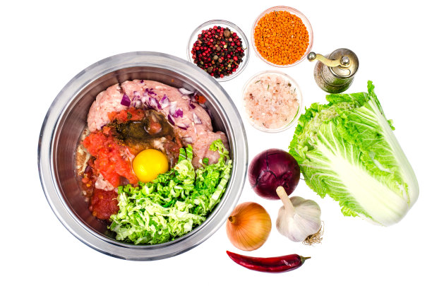 这道菜的配料是切碎的肉和卷心菜图片下载