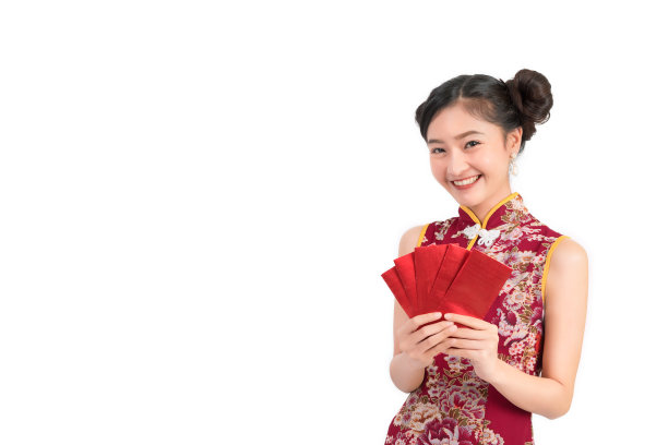 身穿旗袍的亚洲女子手持红包，喜迎中国新年图片下载