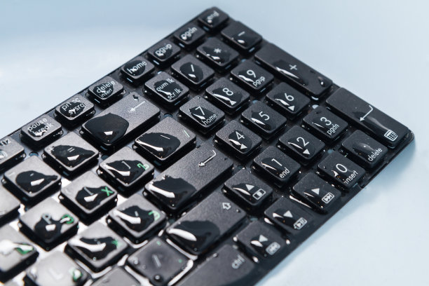 键盘上黑色水滴的按钮，特写角度图片下载