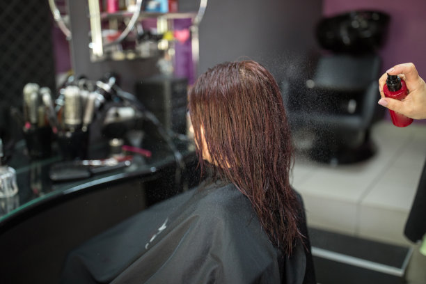 专业美发师使用吹风机图片下载