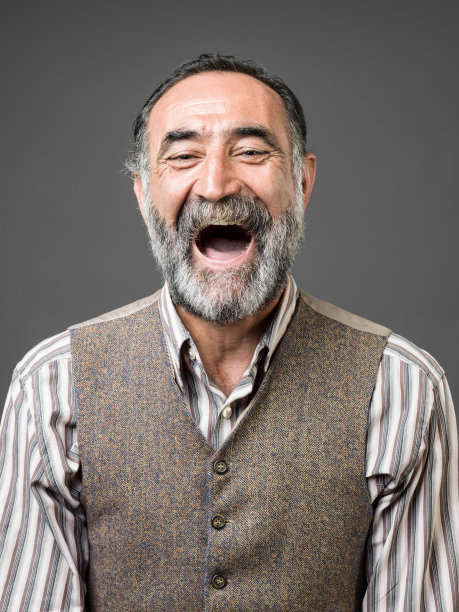 快乐大笑老人的面部照片图片下载