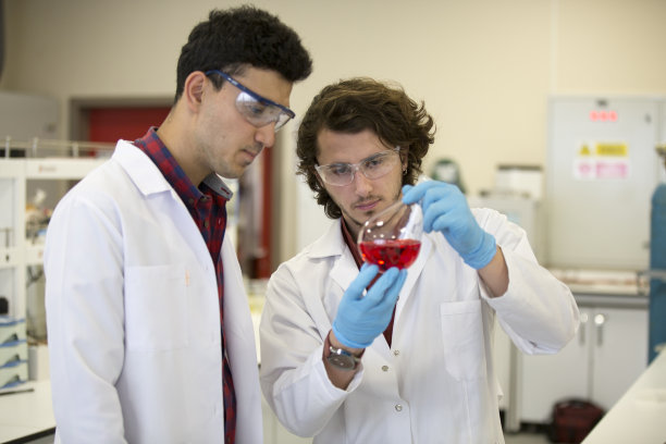 大学化学实验室研究学生在课堂上工作图片下载