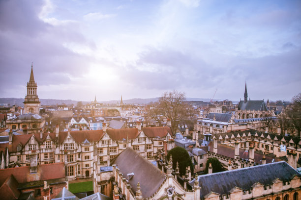 英国日落时俯瞰牛津城图片下载