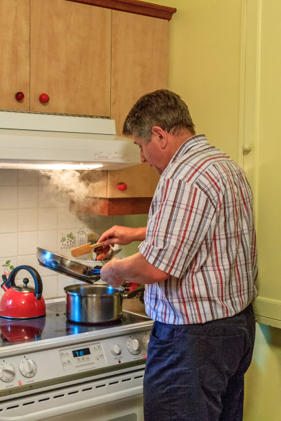 成熟的男人在灶台上做饭图片下载