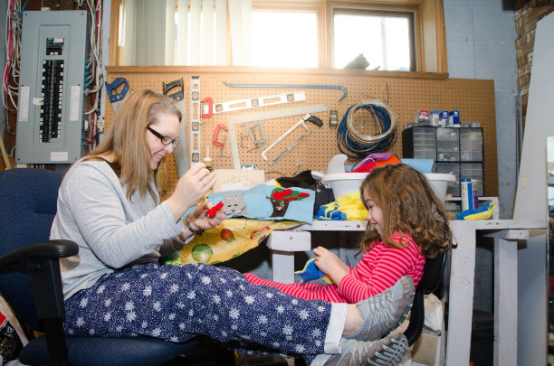 母亲和女儿手工制作一个活动垫宝宝图片下载