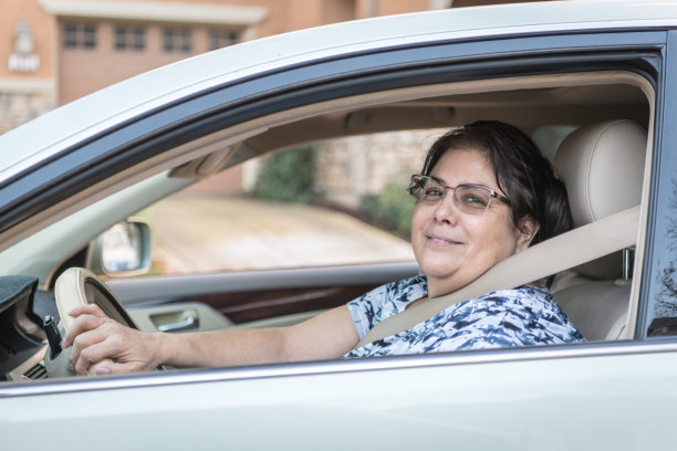 成熟的女人开车图片下载