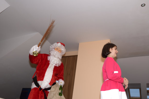 圣诞老人和圣诞树陪着圣诞女孩快乐图片下载