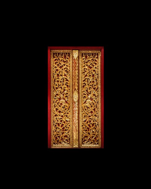 在黑色背景下孤立的泰国寺庙门框图片下载