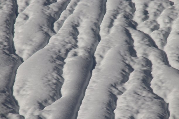 自然雪图案在一个白色的积雪覆盖的田野，塞尔兰，蒂罗尔，奥地利图片下载