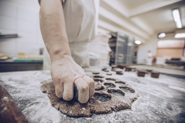 糕点师制作蛋糕图片下载