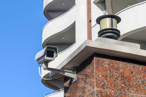 现代建筑墙上的监控摄像头图片下载