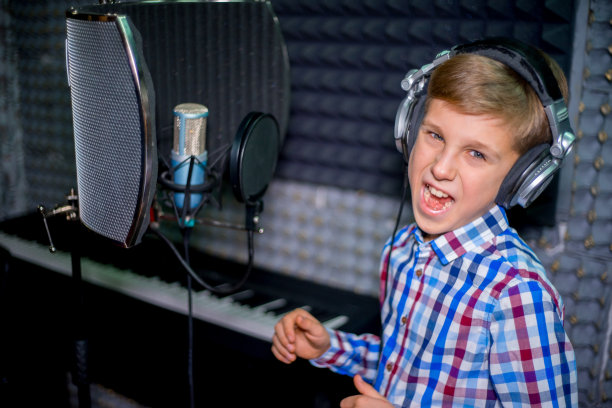 录音棚里的男孩图片下载