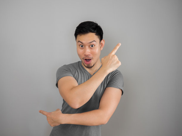 滑稽的人与疯狂的舞蹈姿势。图片下载