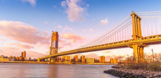 曼哈顿大桥和日落时布鲁克林的天际线剪影图片下载