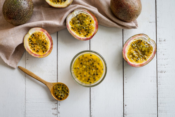 白木背景上的百香果图片下载