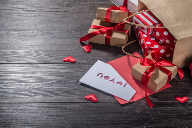 情人节贺卡和礼物和罗斯的旧木板图片下载
