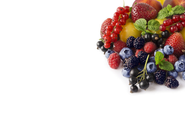 各种新鲜的夏季浆果孤立在白色。成熟的蓝莓，红加仑子，黑加仑子，草莓，覆盆子，黑莓，桃子和黄李子在白色的背景。浆果与文本复制空间。背景的浆果。图片下载