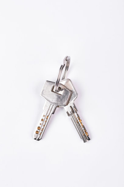 戒指上有两把金属钥匙。图片下载