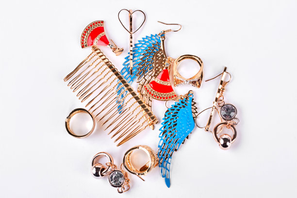 为女士们准备的一堆黄金饰品。图片下载