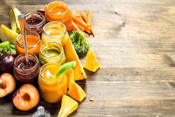 婴儿食品。各种各样的婴儿果泥和蔬菜。素材图片