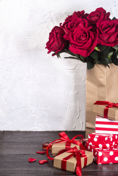 情人节贺卡和礼物和罗斯的旧木板图片下载