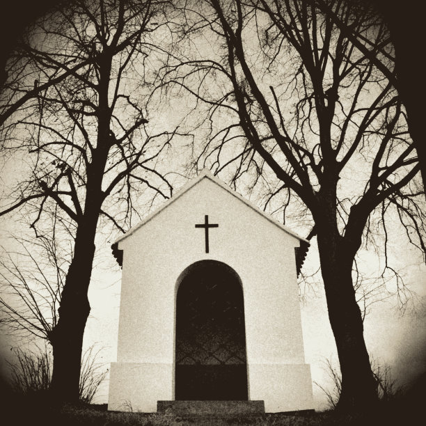 美丽的小教堂与风景和树木在日落。Nebovidy -捷克共和国。图片下载