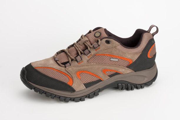 户外鞋的男人徒步旅行在白色的背景图片下载