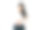 在砖墙上胃痛的女人。图片下载