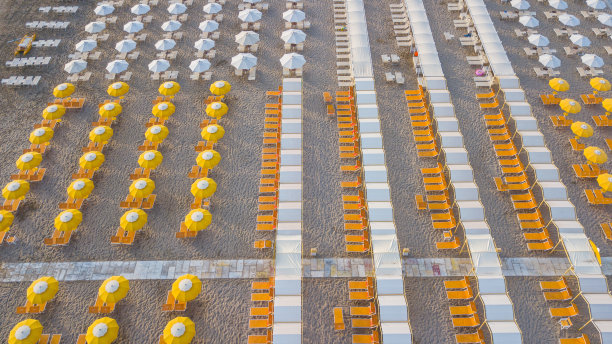 从上到下无人机鸟瞰意大利沙滩上的雨伞和凉亭。Riccione,意大利。亚得里亚海海岸。罗马涅地区图片下载