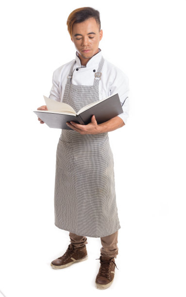 男厨师正在阅读食谱。图片下载