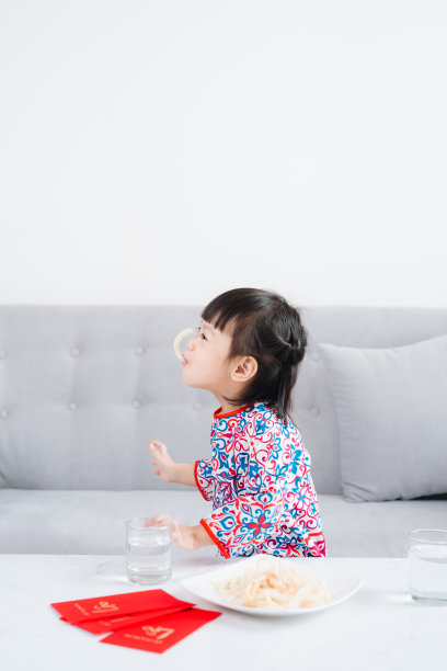 越南小女孩穿着敖代传统服装，在家庆祝新年。春节假期。图片下载