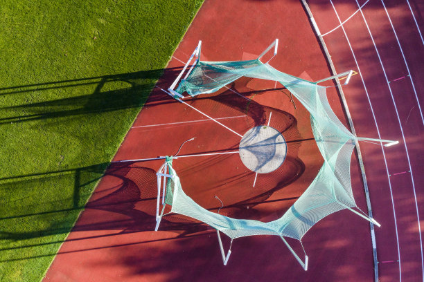 Arial视图的铁饼在田径图片下载
