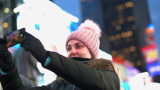 金发女孩在纽约的夜晚自拍图片下载