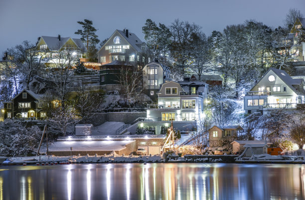 宁静的斯库鲁松德的夜景，其漂亮的别墅在水面上图片下载