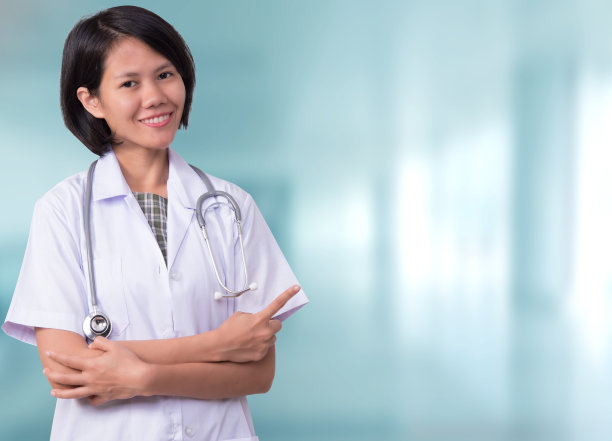 女医生站在医院走廊和听诊器与复印空间。图片下载