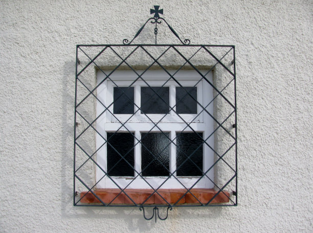 一个带有格栅的旧窗户的细节。葡萄牙里斯本图片下载