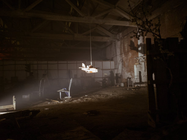 废弃工厂的黑暗图片下载