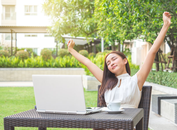 年轻美丽的亚洲女人工作与笔记本电脑/互联网/网上购物在户外公园，微笑/新鲜和快乐的放松在早上伸展，自由职业职业女性的生活理念图片下载