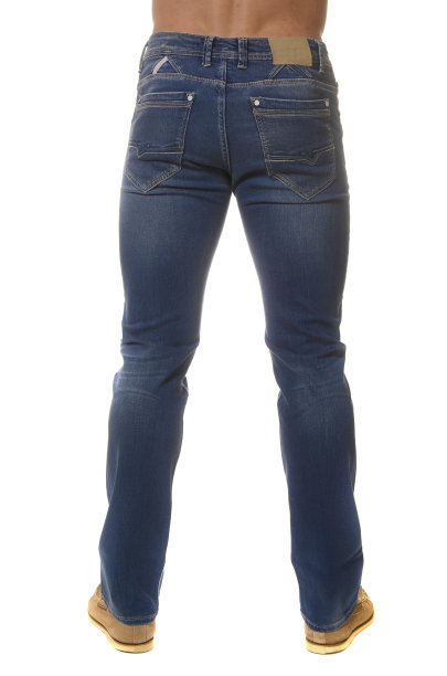 男人穿着牛仔裤图片下载