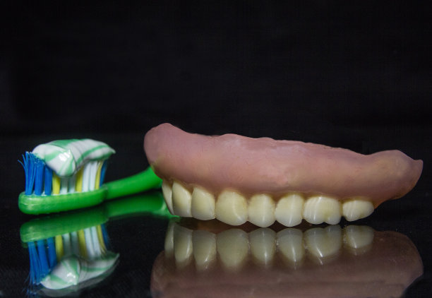 牙科修复和牙刷与牙膏图片下载