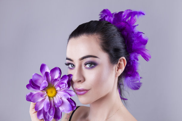 时髦的。用紫花拍摄美女。图片下载