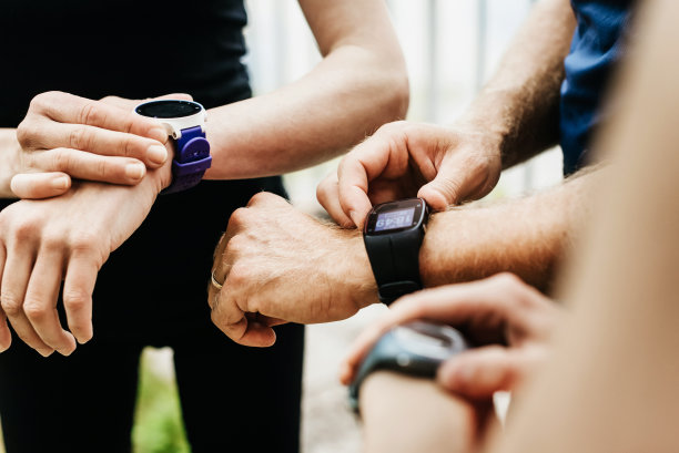 特写的业余运动员同步智能手表图片下载