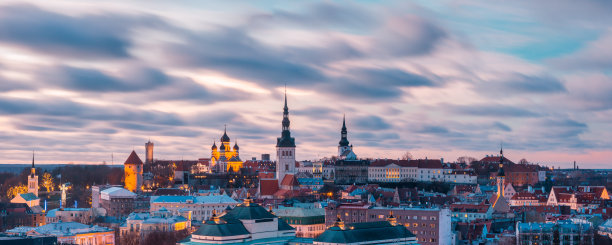 爱沙尼亚塔林日落时的老城鸟瞰图图片下载