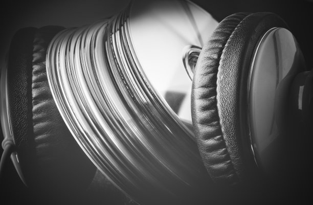 黑色背景上的耳机和cd dvd图片下载