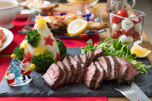 烤牛肉和土豆泥。素材图片