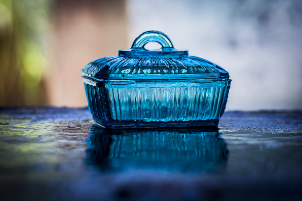 表面粗糙的蓝色容器。图片下载