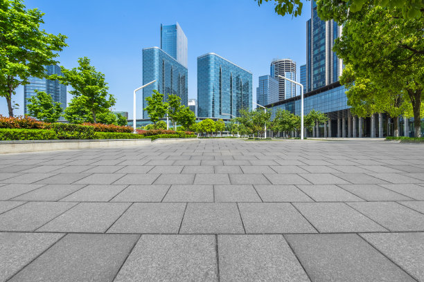 现代办公大楼前空荡荡的人行道图片下载