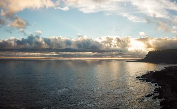 傍晚时分，太阳在海上落下图片下载
