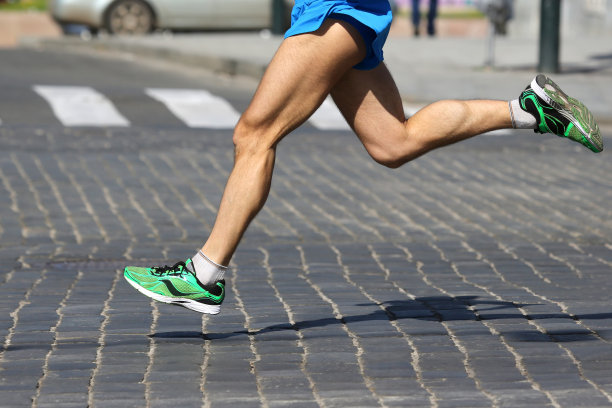 跑马拉松距离的脚跑运动员图片下载